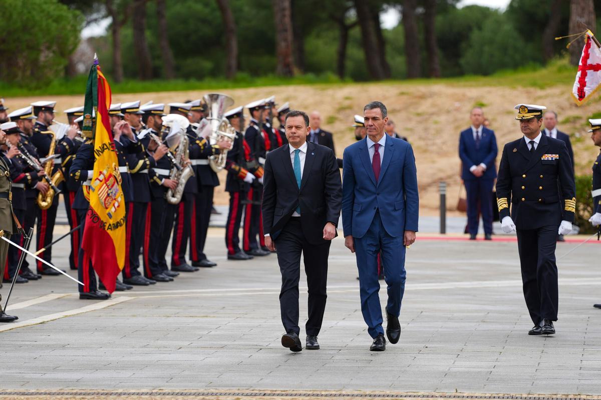 El presidente del Gobierno, Pedro Sánchez (d), junto al primer ministro de la República Portuguesa, Luís Montenegro (i), saludan a las delegaciones española y portuguesa . A 6 de marzo de 2026 en Palos de la Frontera, Huelva (Andalucía, España). Este encuentro bilateral entre los gobiernos de España y Portugal persigue impulsar la cooperación entre ambos países en asuntos estratégicos comunes como las infraestructuras, gestión del agua, energía renovables o la digitalización, alimentando un clima de entendimiento mutuo. 06 MARZO 2026 Francisco J. Olmo / Europa Press 06/03/2026. Pedro Sánchez;Luís Montenegro;Francisco J. Olmo;