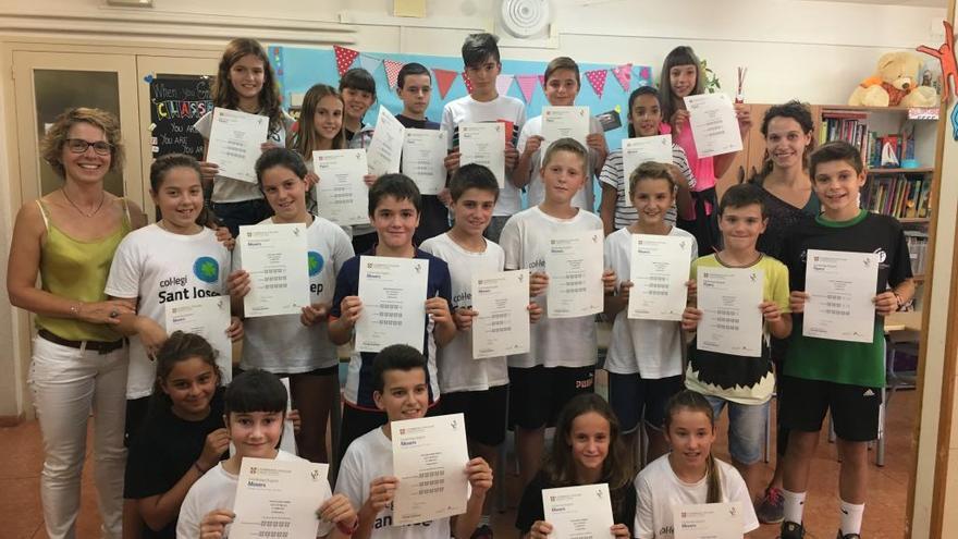 Alumnes del centre amb els seus certificats