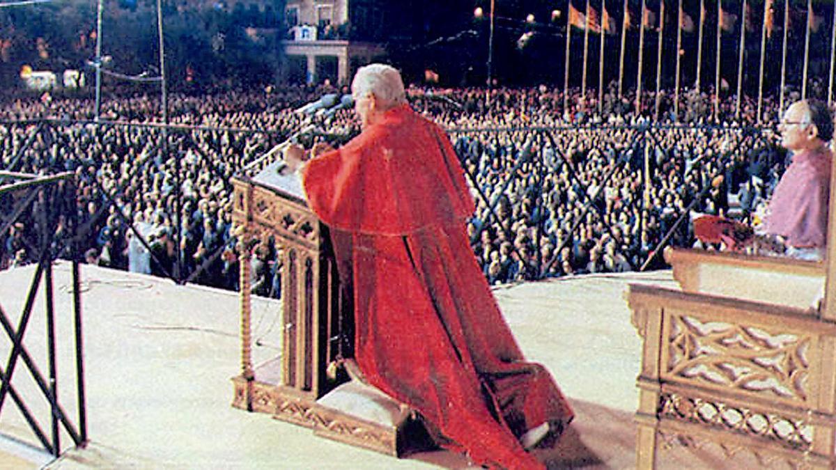 El papa Juan Pablo II reza el rosario en la plaza del Pilar, 1982