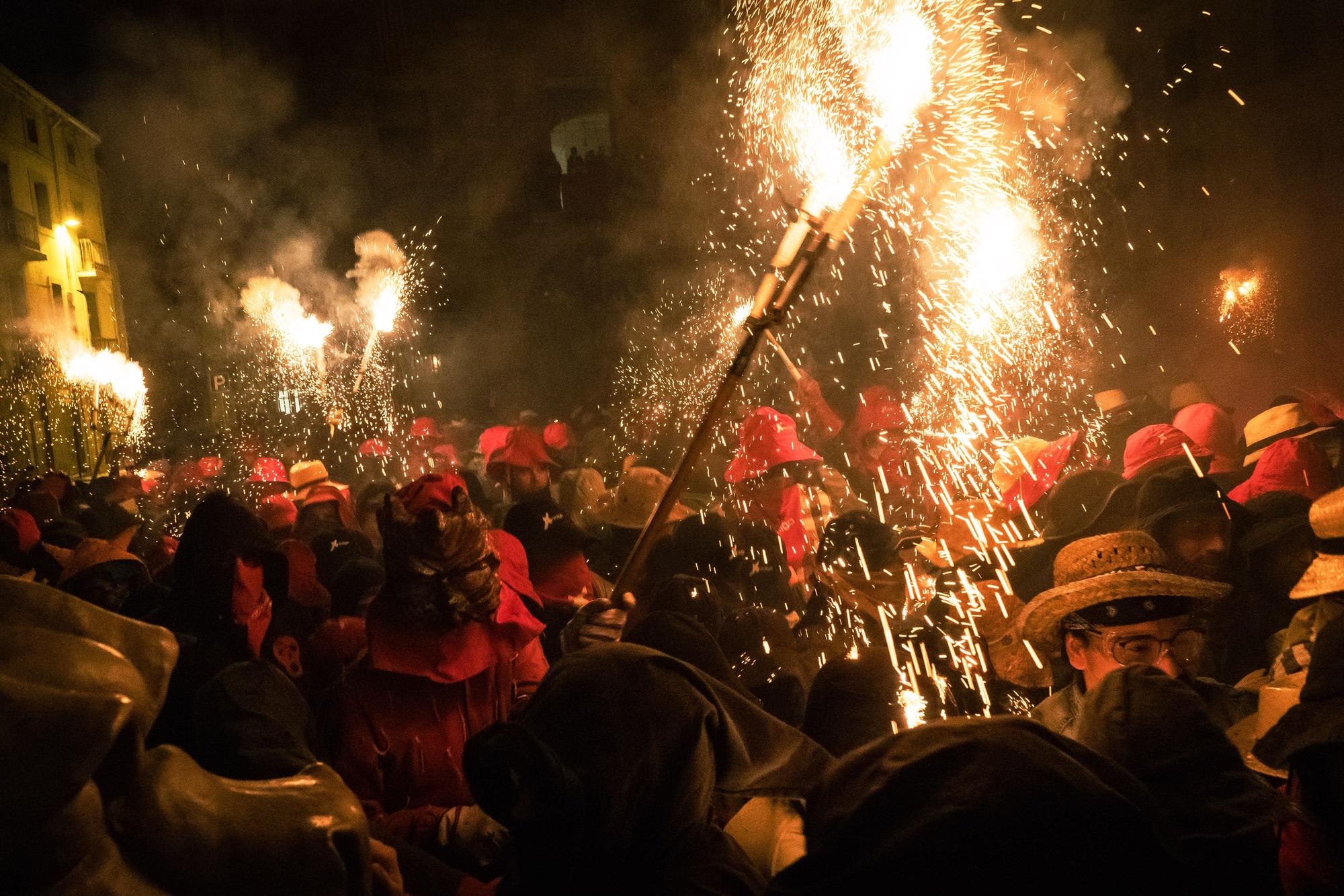 Un Correfoc multitudinari omple de pólvora i gresca el centre històric de Manresa