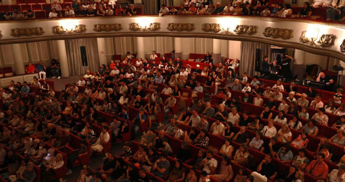 Los niños, protagonistas en el 
público ayer en el auditorio.