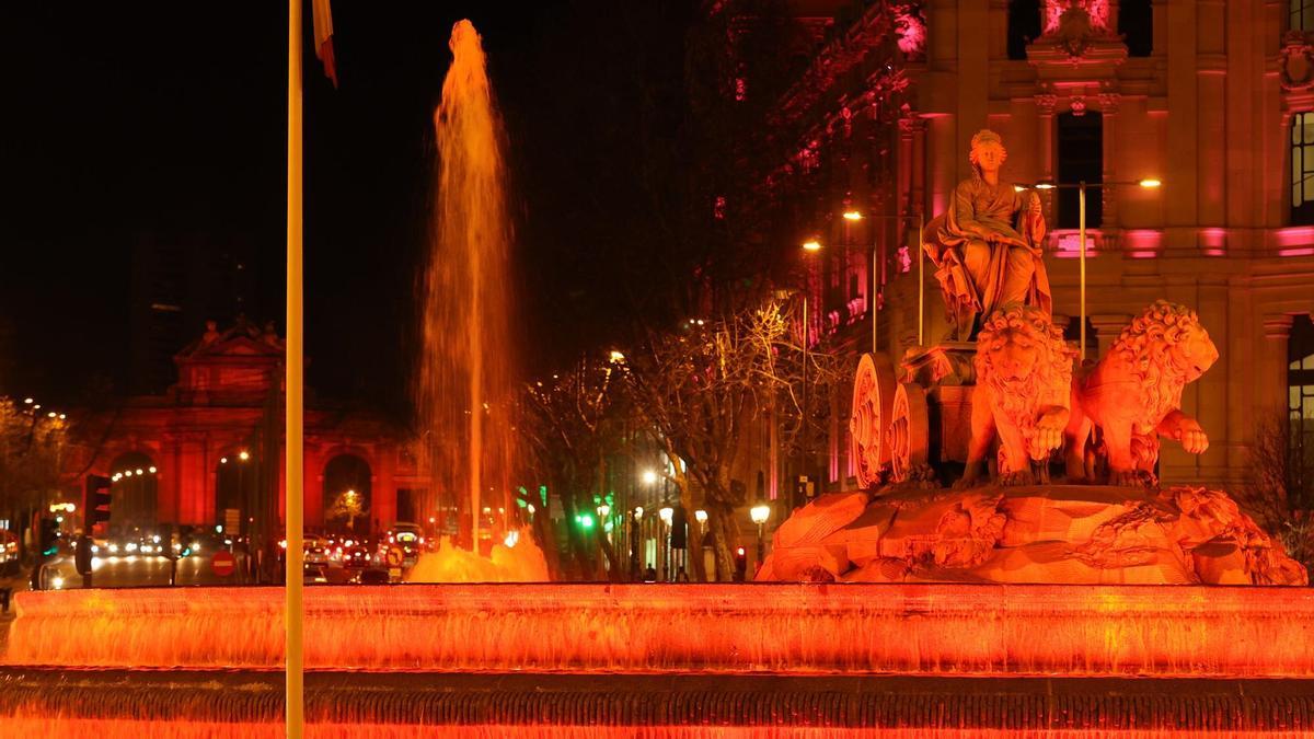 Cibeles y Alcalá se iluminan de rojo para celebrar el cumpleaños del rey Felipe VI.