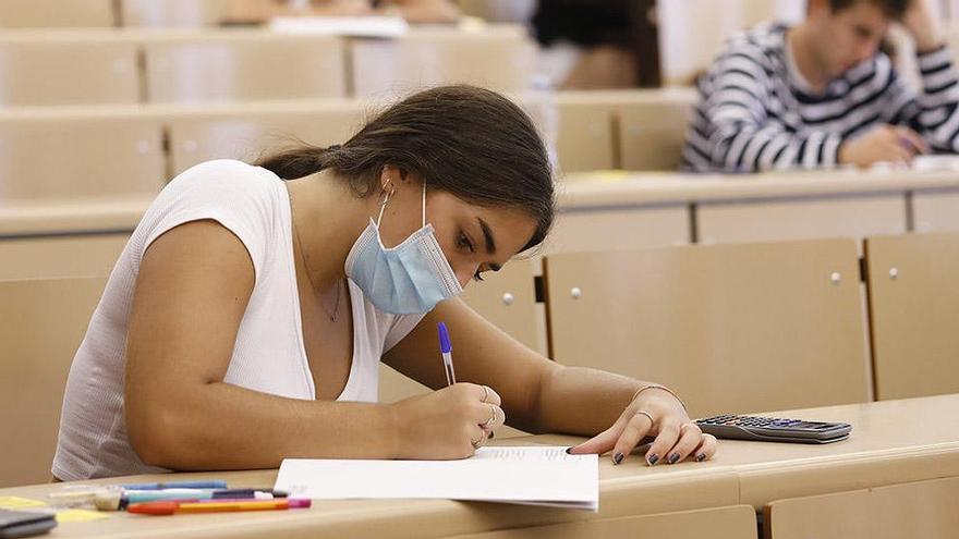 Una estudiante realiza la EBAU.