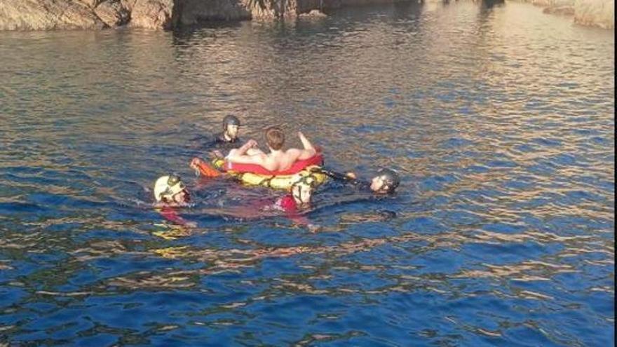 Rescaten un jove amb la cama trencada a Tamariu després d'una caiguda de vuit metres