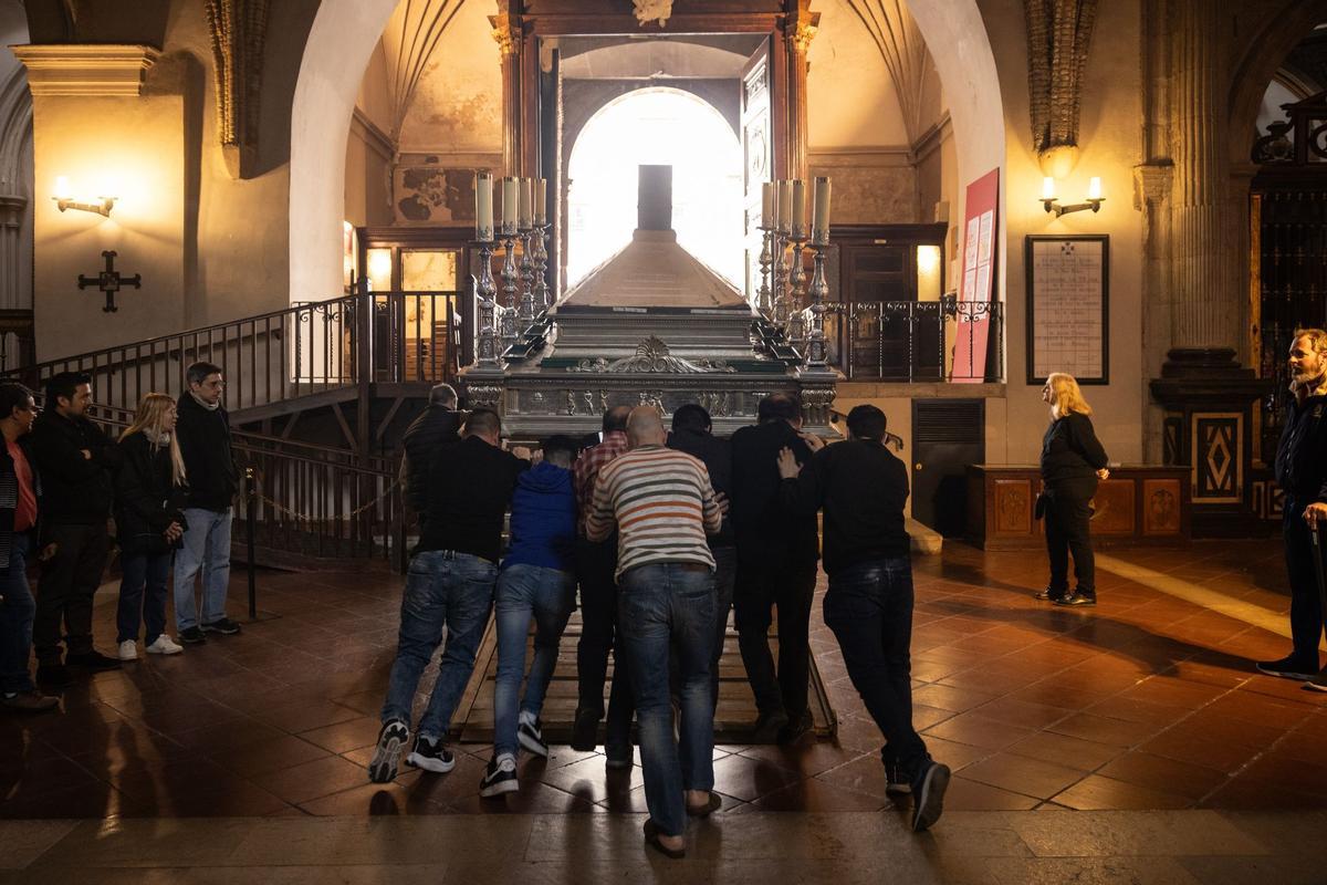Preparación de los pasos antes de suspenderse la procesión de las Esclavas de Zaragoza.