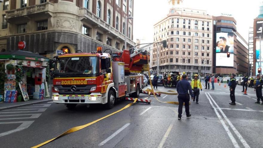 Espectacular incendio en un edificio de la Gran Vía de Madrid