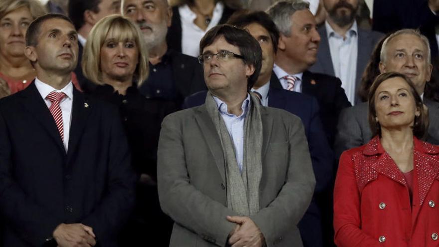 Puigdemont, acompañado de la presidenta del Parlament, Carme Forcadell, y del presidente del Girona, Delfi Geli, en el partido entre el Girona y el Barcelona.