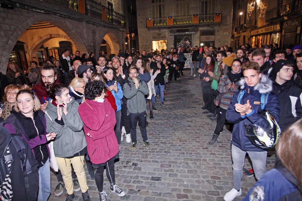 Rebuda del jove deixat en llibertat pels aldarulls de Girona