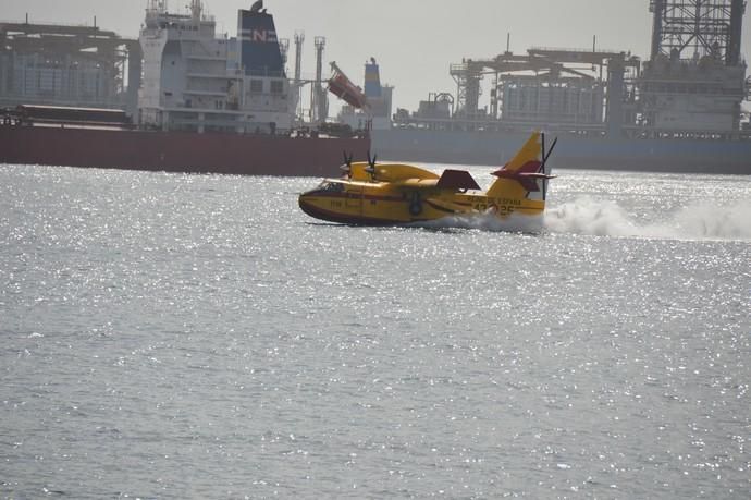 Los hidroaviones cargan agua en el Puerto de Las Palmas - Incendio Gran Canaria 2019