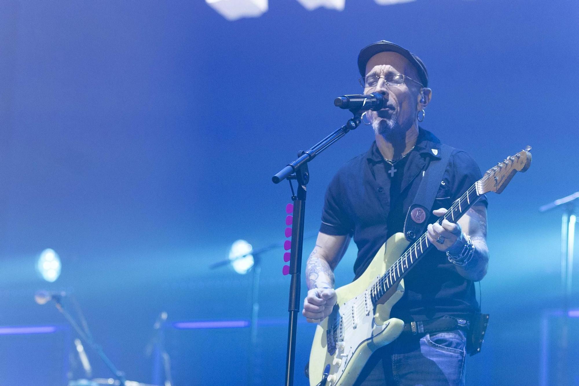 El Multiusos Fontes do Sar a los pies de Fito y sus fitipaldis