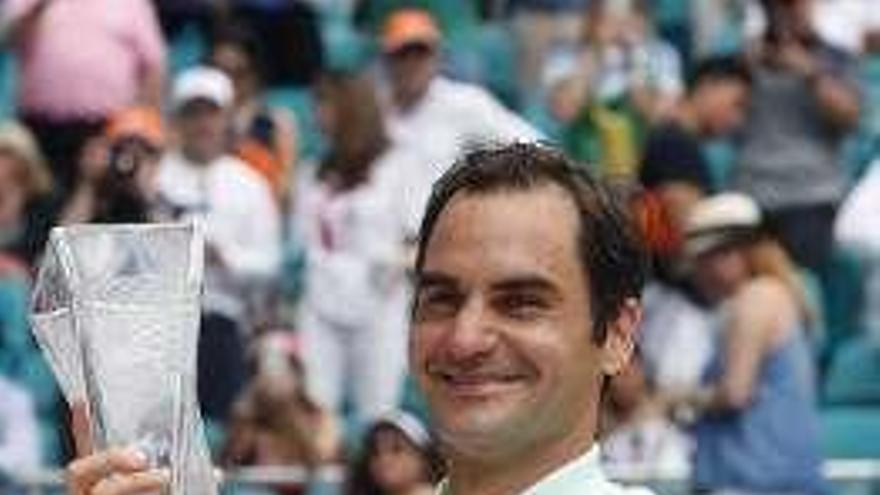 Federer, con el trofeo. // R. Wise