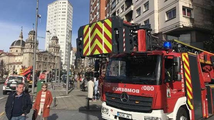 Parte del dispositivo de emergencias desplegado ayer en Gijón.