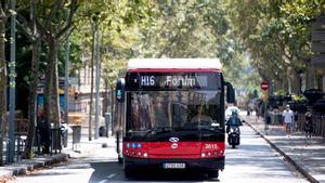 CGT defensa el conductor de bus de Barcelona: «Les joves no van sol·licitar parada»