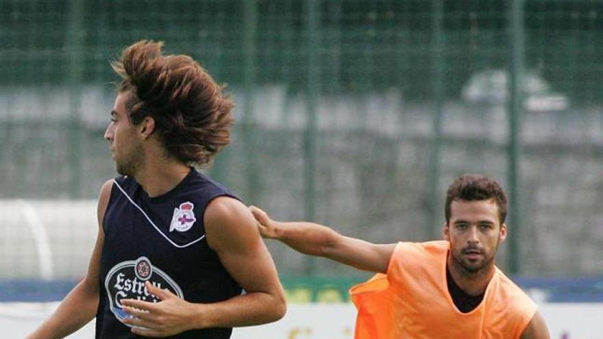 Bruno Gama, a la derecha, junto a su compatriota André Santos, sobre el césped de Abegondo. / 13fotos