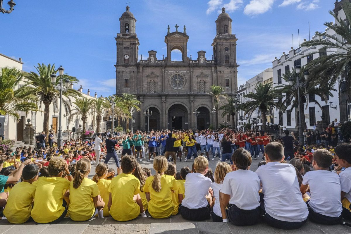 Los alumnos de primero de bachillerato del colegio Claret bailan frente a la Catedral de Canarias.