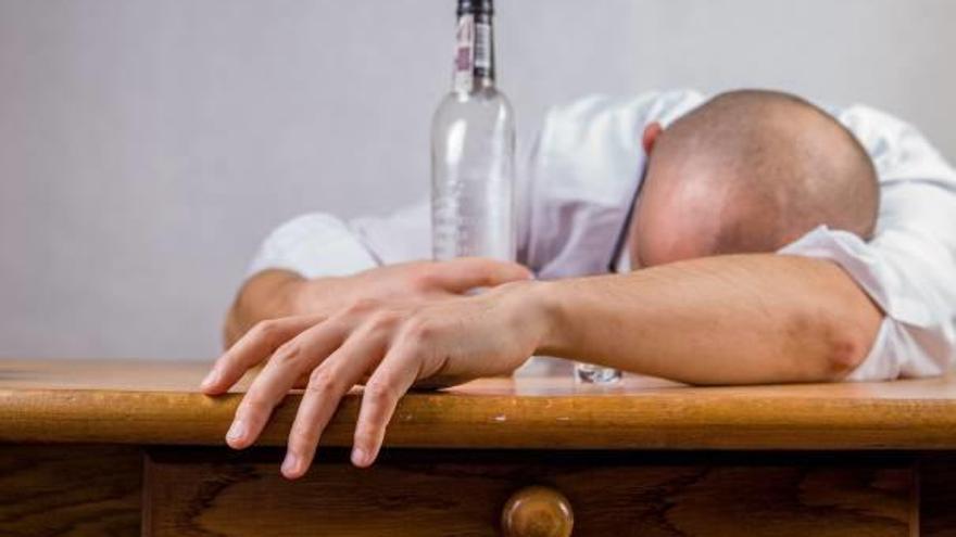 El alcohol y las drogas están detrás de la mayoría de ingresos hospitalarios por tendencias suicidas.