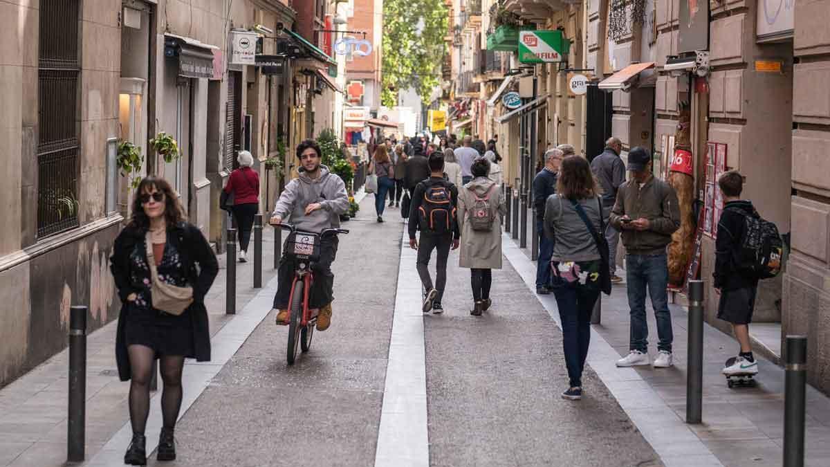 Calle llena de comercios de proximidad en Gràcia.