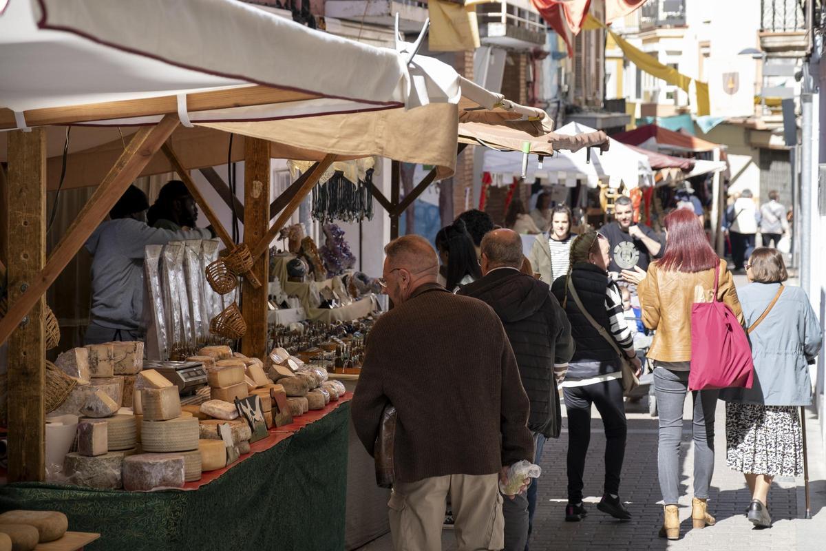 Gent passejant entre les parades de la fira