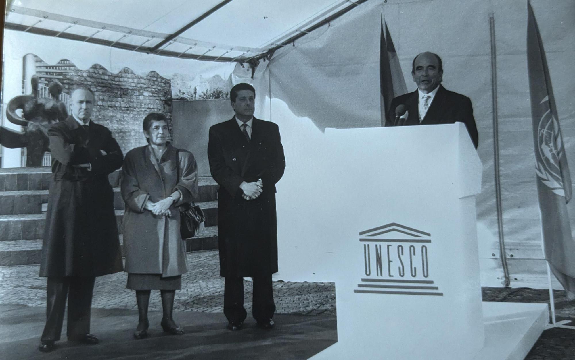 Inauguración de la obra 'Pareja sentada', que decora la sede de la Unesco de París. En la imagen, Emilio Botín, entonces presidente del Banco Santander y mecenas de la donación, acompañado por el entonces director general de la Unesco, Federico Mayor Zaragoza, y la autora, en noviembre de 1993