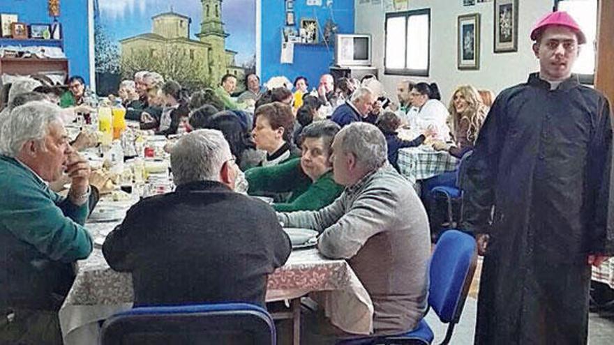 Un instante de la comida vecinal en Abades.