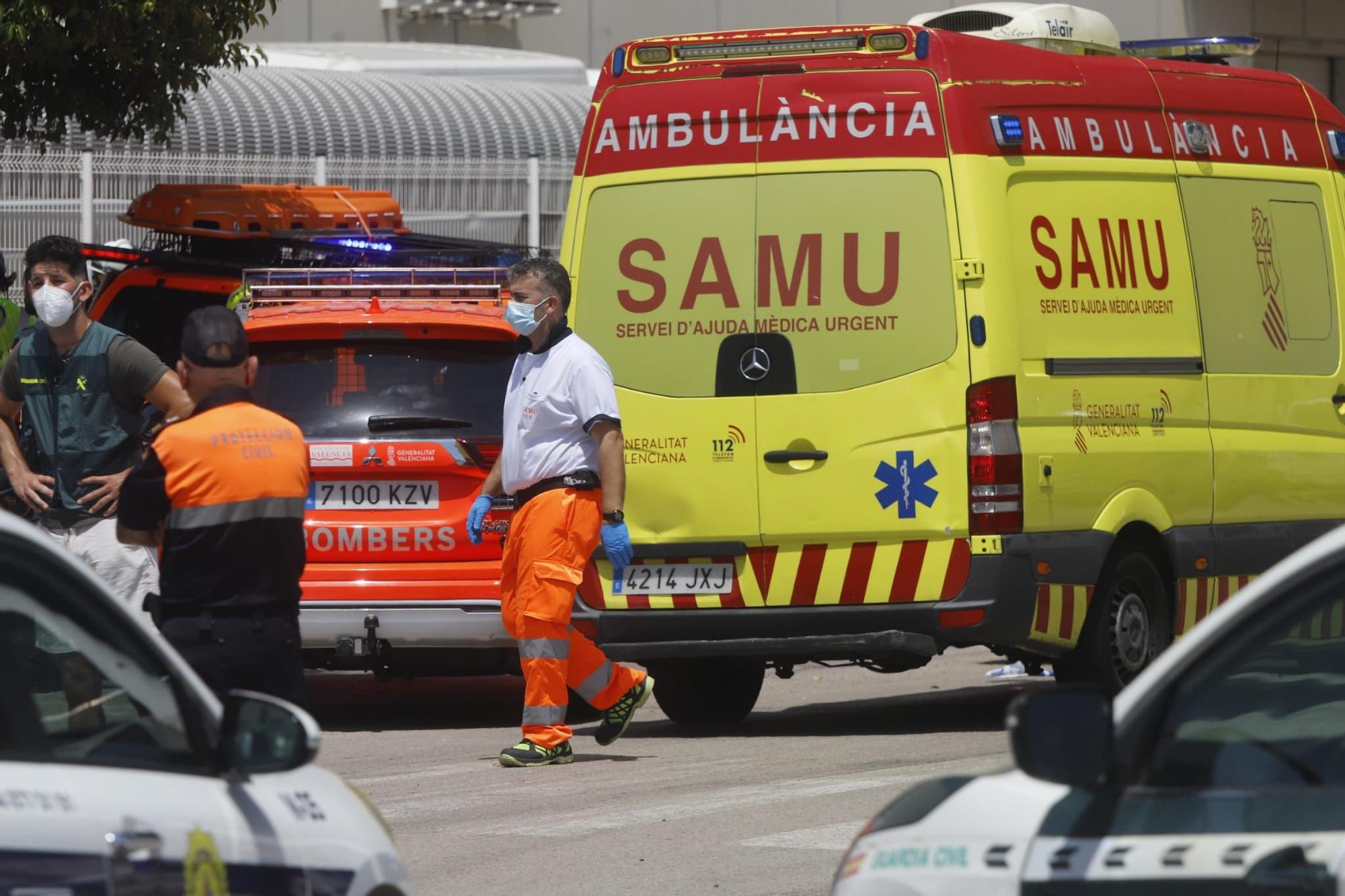 Espectacular incendio en una nave de residuos de Riba-roja