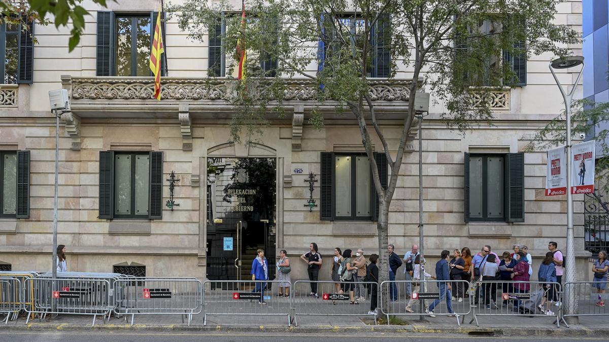 Cola de acceso para visitar el Palau Montaner, sede actual de la Delegación de Gobierno en Catalunya.
