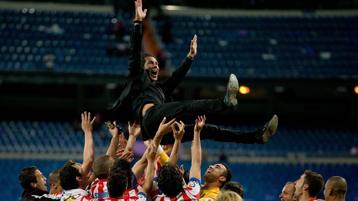 Los jugadores del Atlético de Madrid manteando a Simeone tras ganar la Copa del Rey en 2013