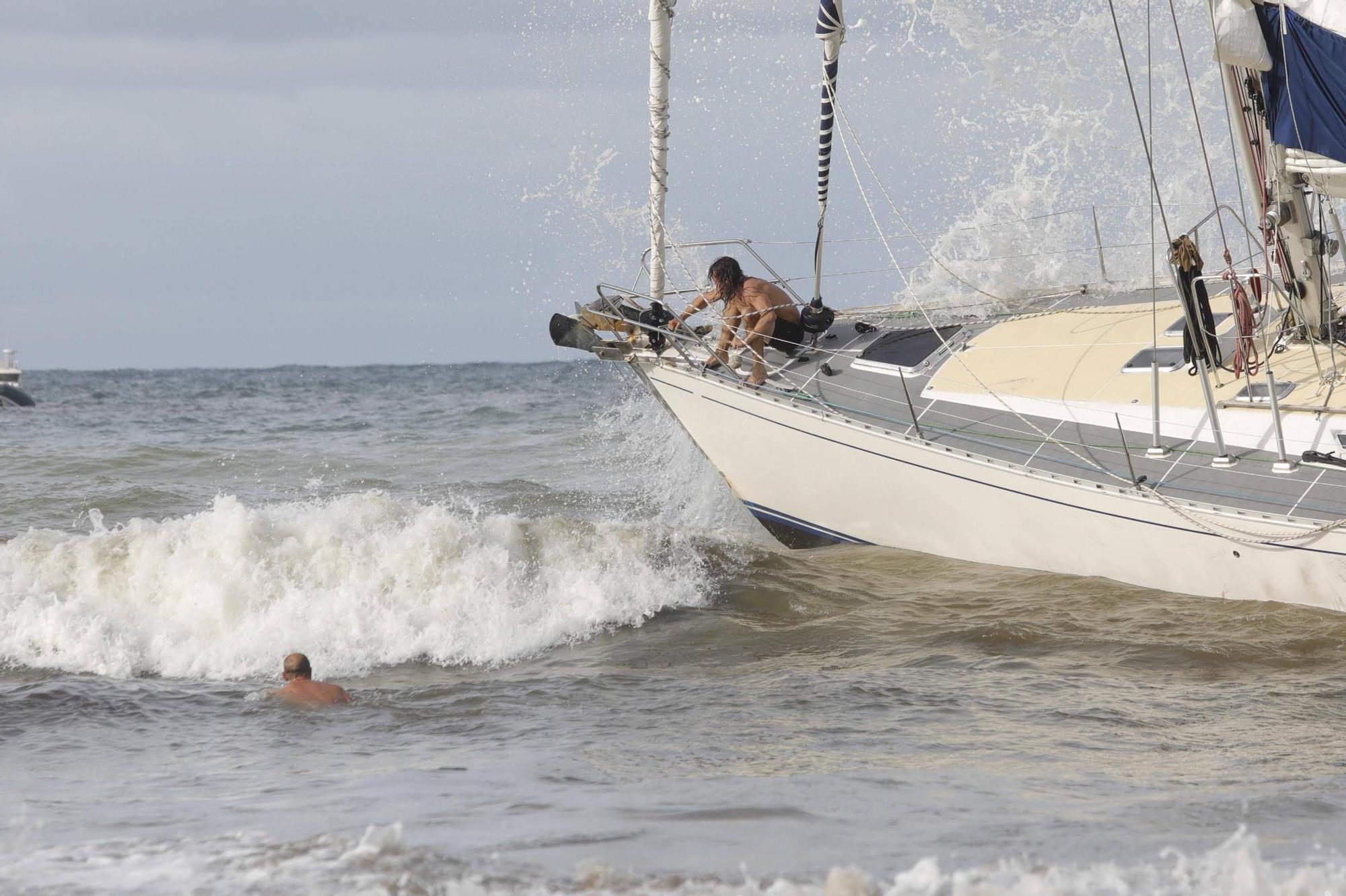 EN IMÁGENES: El operativo para sacar de Bañugues el velero noruego varado en la playa