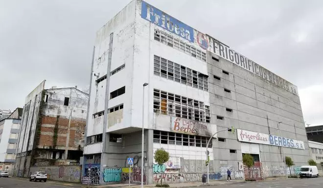 Zona Franca propone al Puerto comprar la nave de Fribesa para su centro audiovisual