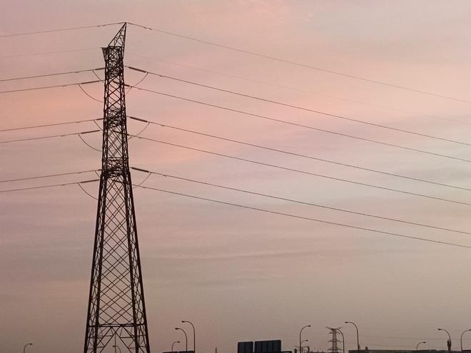 Un parón inesperado de parques eólicos obliga a desconectar de urgencia grandes fábricas para ahorrar luz