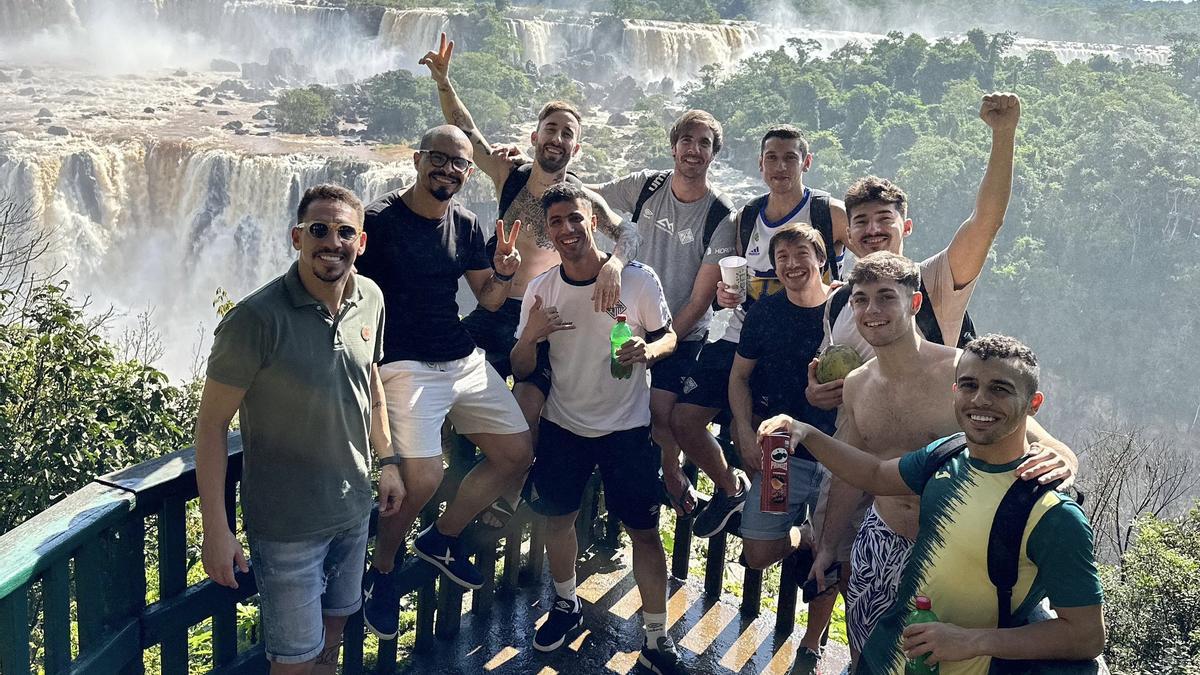 Los jugadores del Palma Futsal posan en las Cataratas de Iguazú.