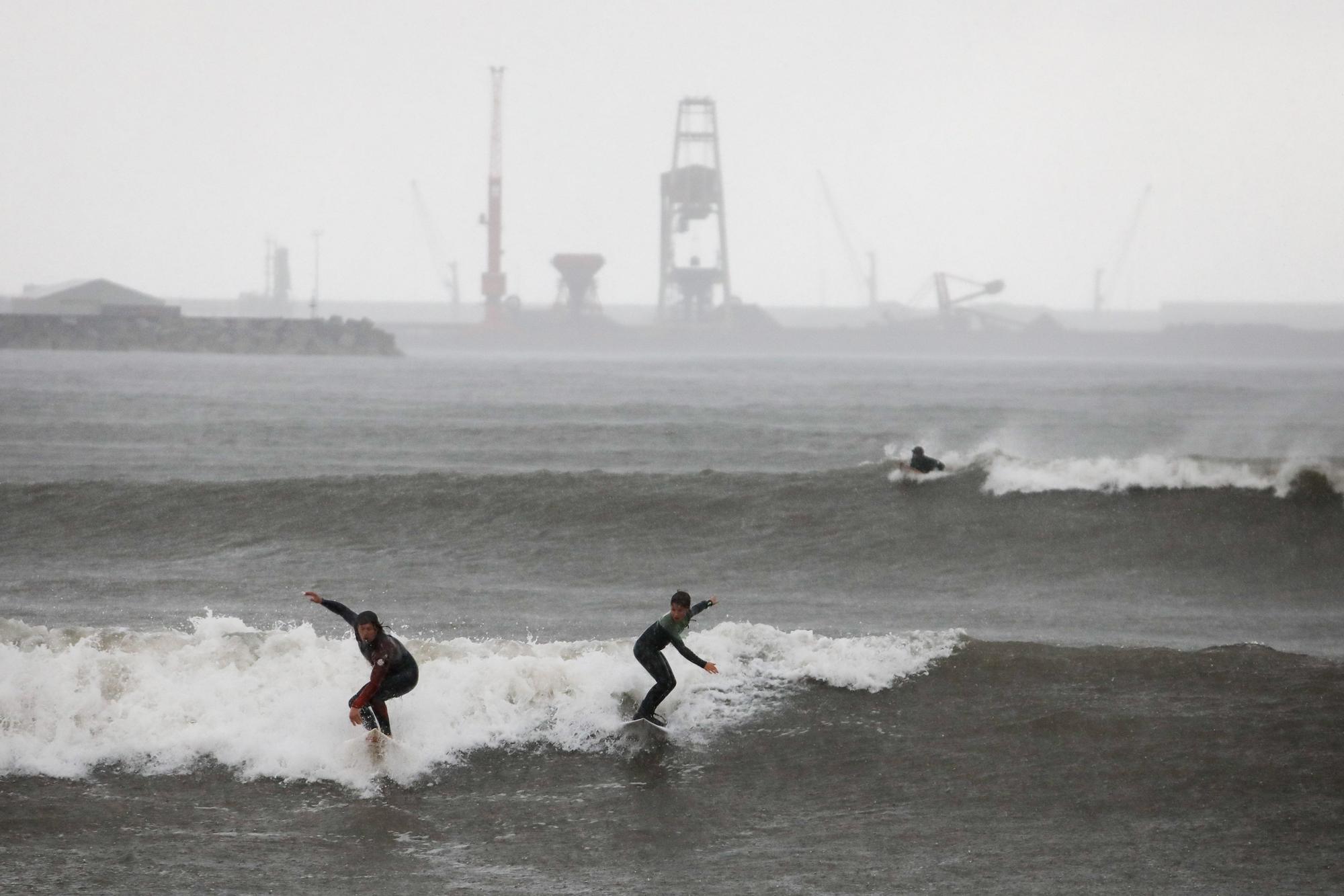 Los surfistas llegan a Poniente