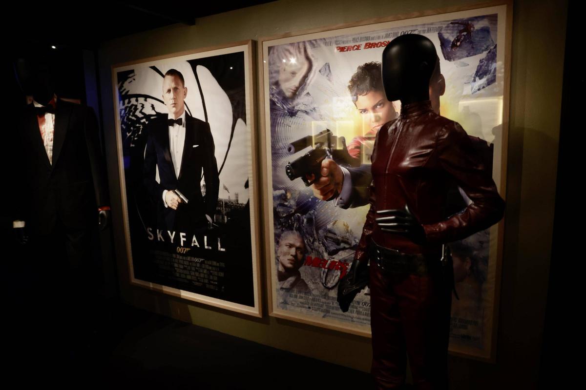Trajes de Daniel Craig y Hale Berry en distintas entregas de Bond, en 'Top secret'.
