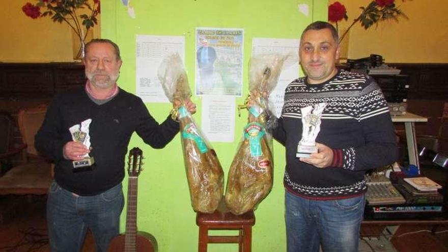 Ramón Llada -izquierda- y Marcos Vega, con los premios, ayer.