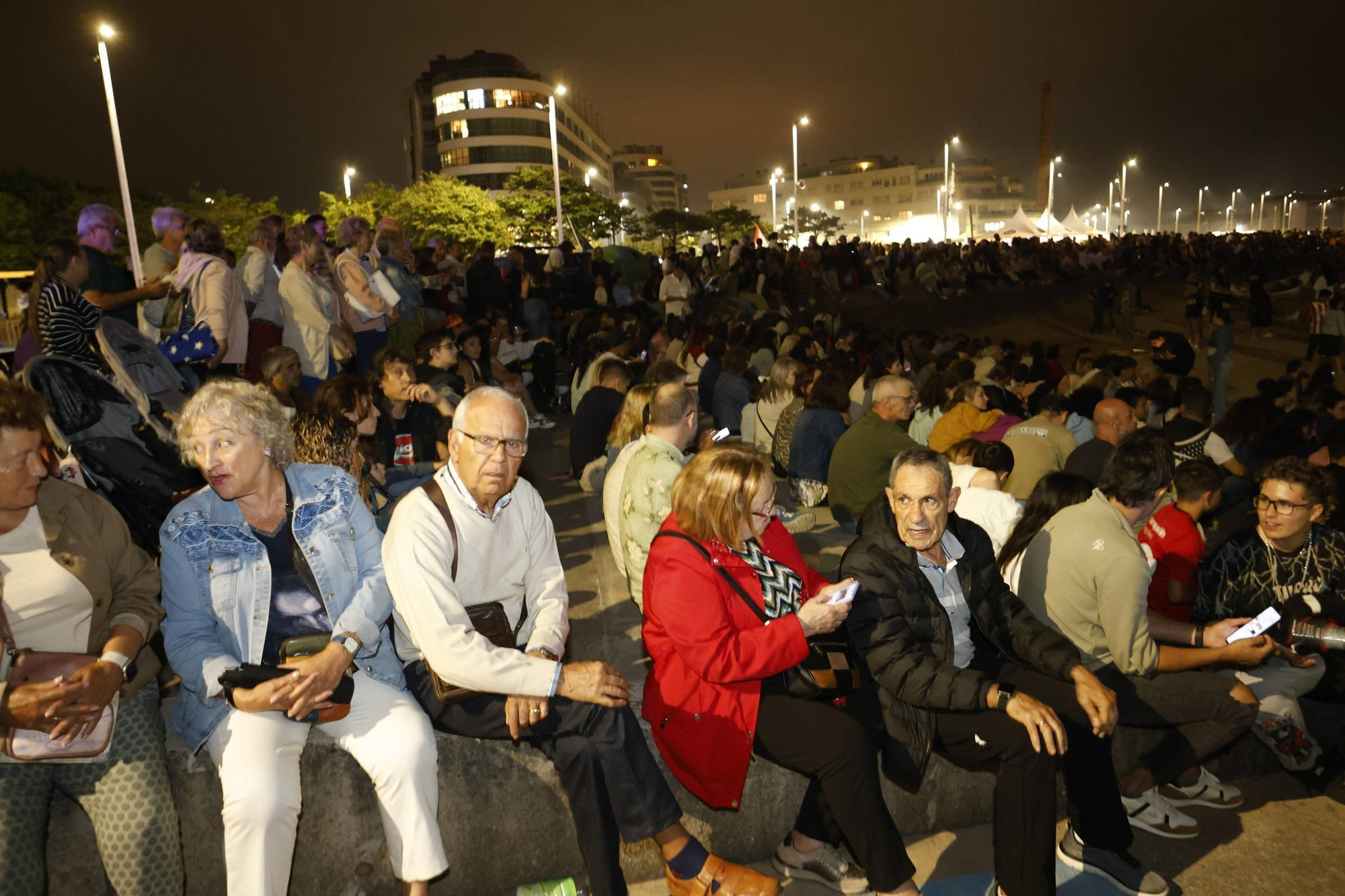 Fuegos artificiales, música, flores, hoguera... la celebración de San Juan en Gijón, en imágenes