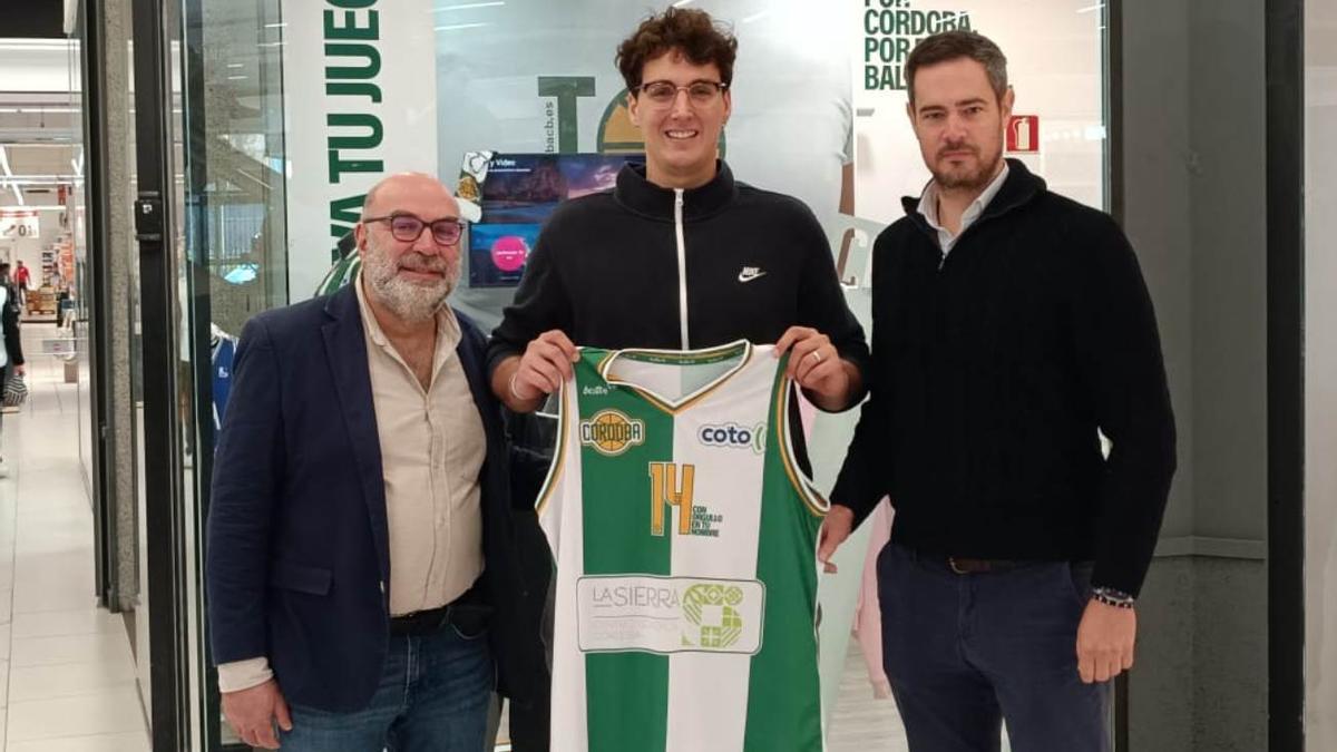 Jose Palacios, Alejandro Valor e István Aguilera, en la presentación del nuevo jugador del Coto Córdoba de Baloncesto.