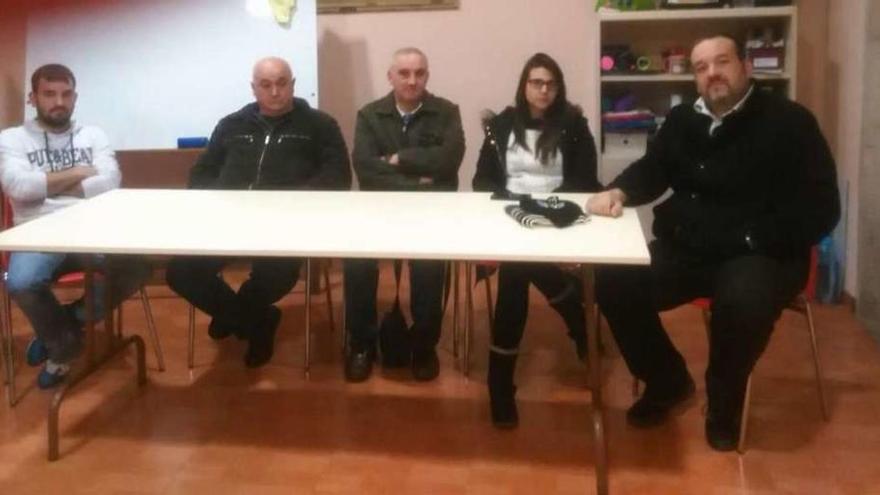 Miembros de la antigua directiva de la Empanada, ayer en la asamblea en el centro cultural Vista Alegre.