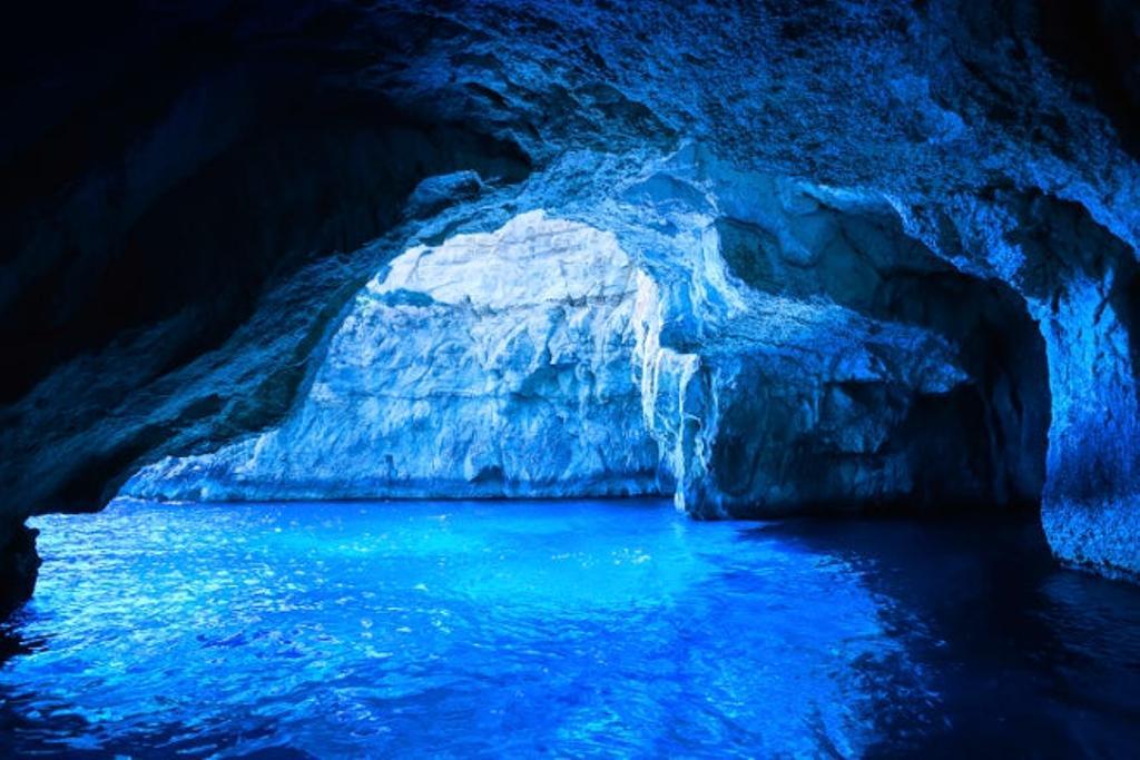 Una de las grutas de la Laguna Azul
