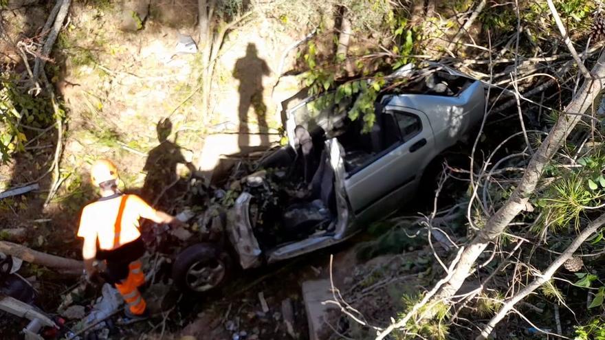 Rescate del vehículo siniestrado en un accidente mortal en Ibiza