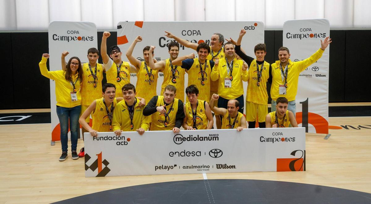 Los jugadores del Valencia Basket Aderes celebran su victoria en la Copa Campeones en L'Alqueria.
