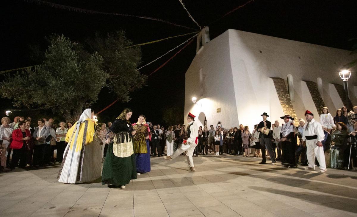 Ball pagès frente a la iglesia de es Cubells en la pasada edición de las fiestas de Santa Teresa. | VICENT MARÍ