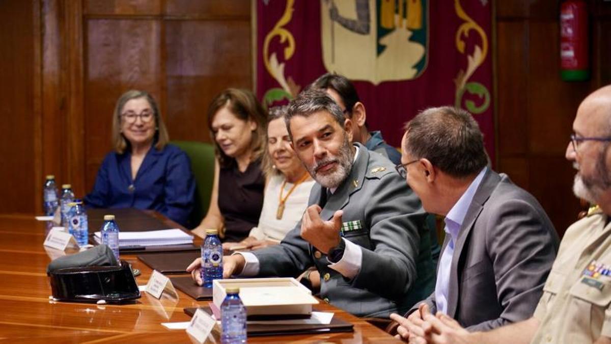 David Pulido García, teniente coronel de la Guardia Civil, se dirige al subdelegado del Gobierno, Ángel Blanco