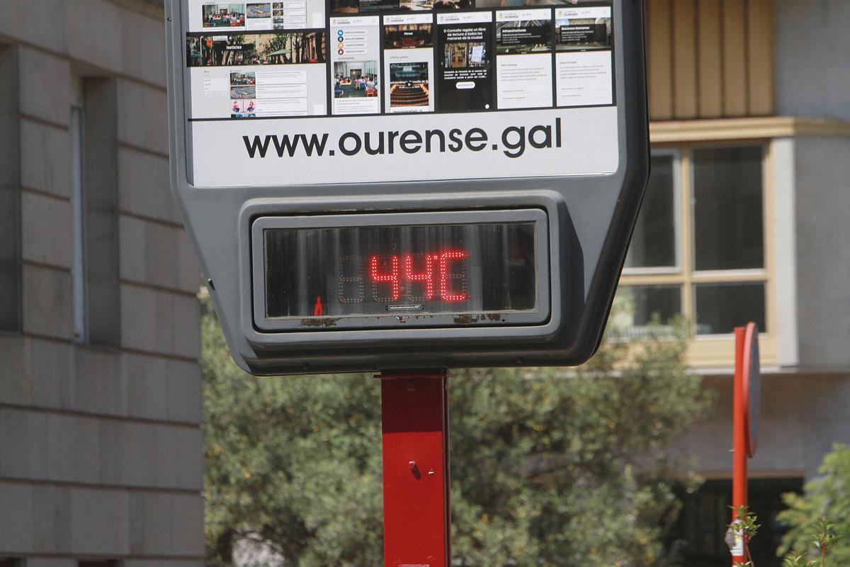 Un termómetro marca 44 grados en Ourense durante el verano.