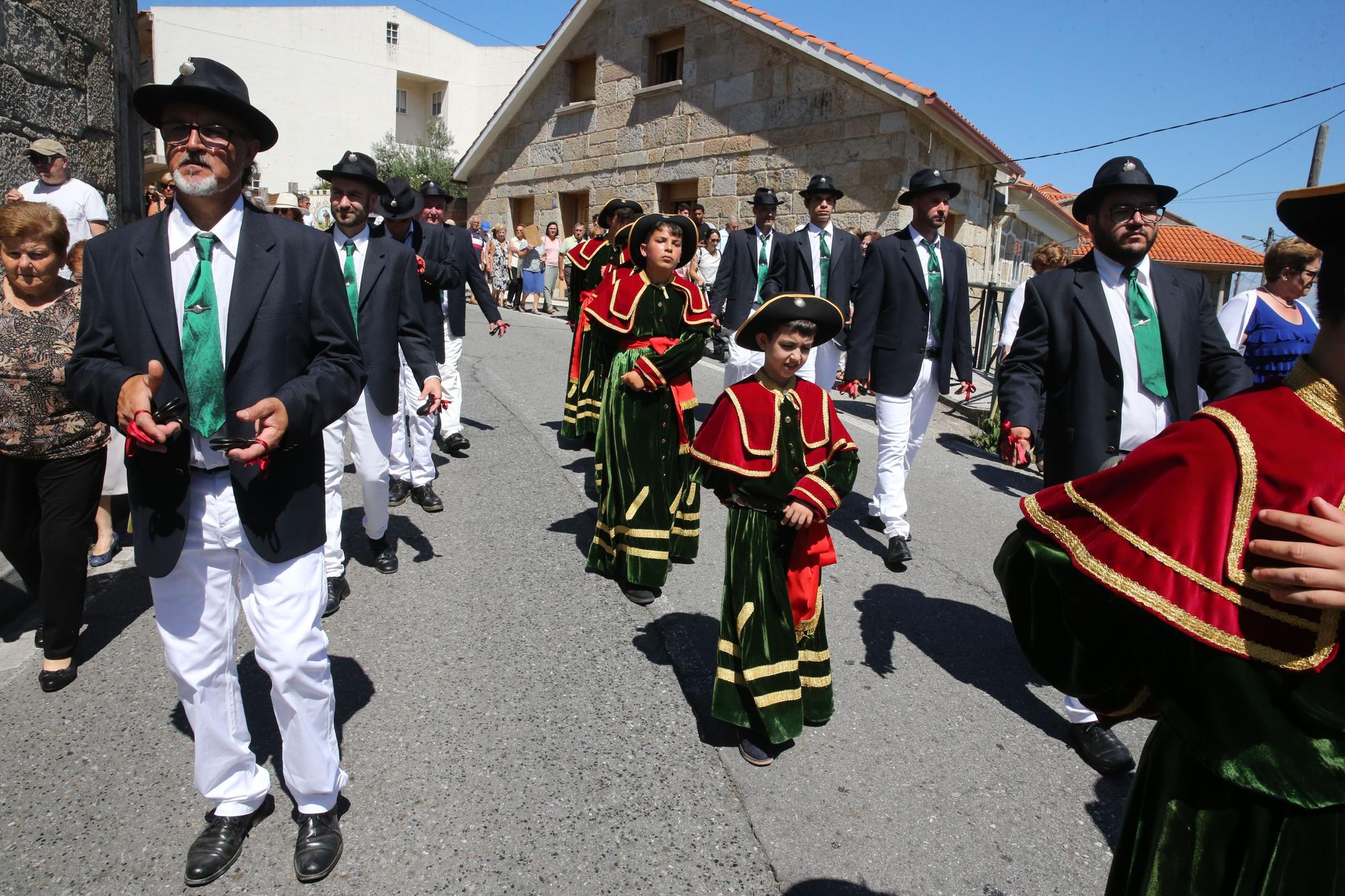 La procesión y la danza de San Roque de O Hío en imágenes (I)