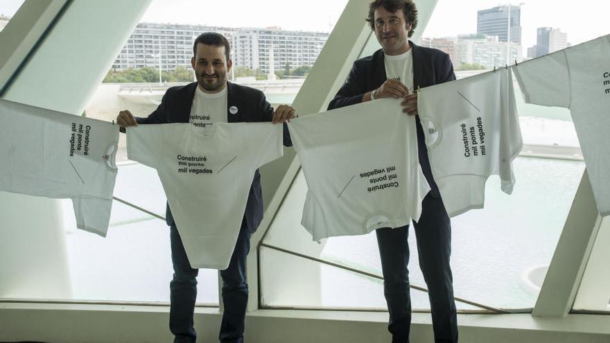 El conseller Vicent Marzà y su director de Política Lingüística, Ruben Trenzano, presentando una campaña de promoción del valenciano.