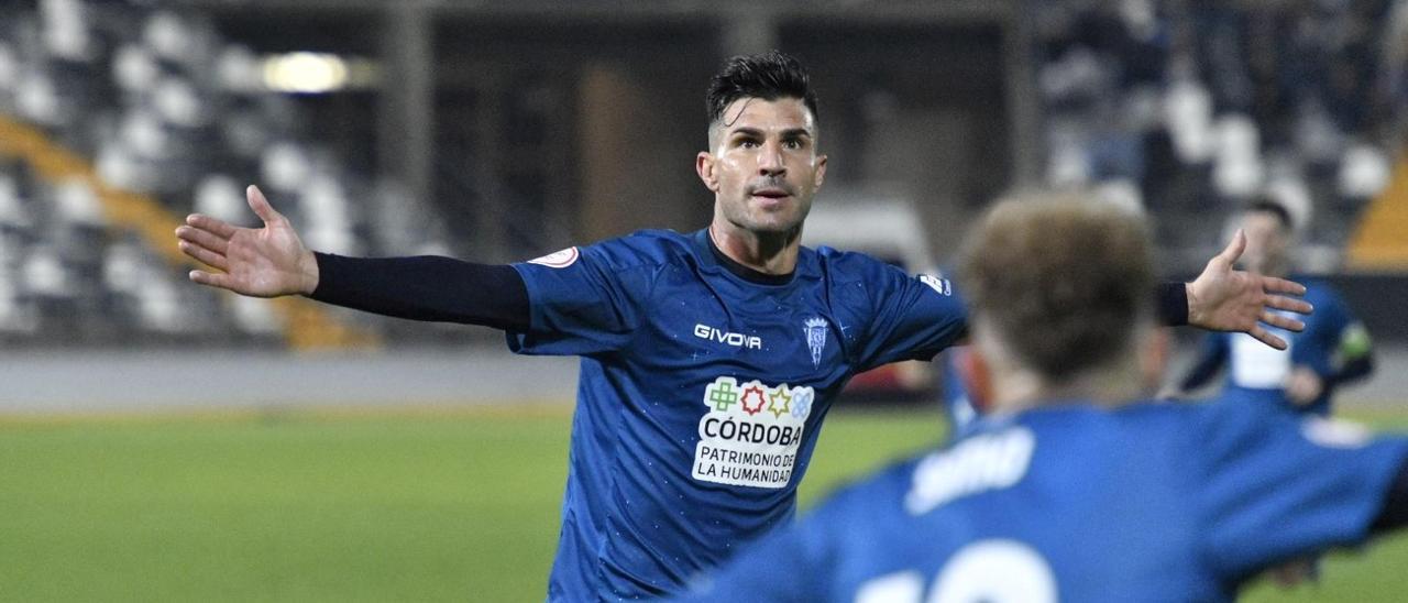 Willy Ledesma celebra uno de sus goles ante el Badajoz en el Nuevo Vivero.