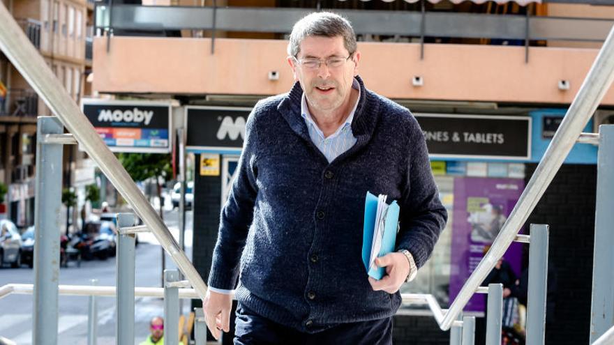 El exalcalde de Polop Juan Cano en una comparecencia en el juzgado de La Vila Joiosa