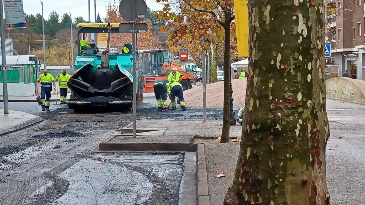 Treballs de pavimentació al passeig de la Indústria de Berga, el desembre passat