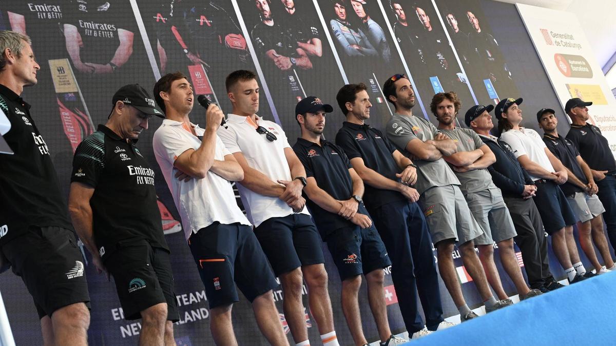 Presentación de los seis equipos de la Copa América de vela en el Salón Náutico de Barcelona, a un año de la celebración de las regatas finales.