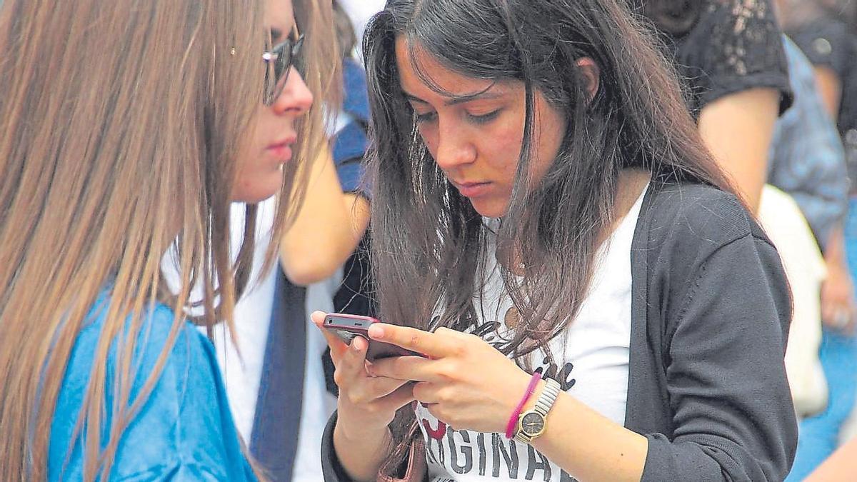 Una chica con el móvil.